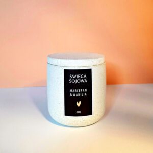 Świeca sojowa o zapachu marcepan i wanilia w betonowym pojemniku z pokrywką