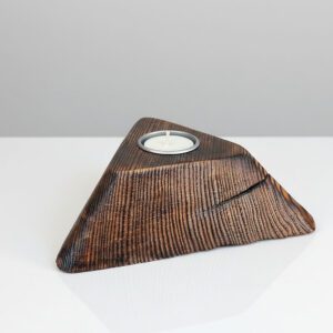 Oryginalny drewniany świecznik w kształcie trójkąta na tealight