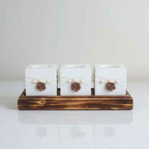 Zestaw betonowych świeczników na drewnianej podstawce