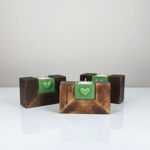 zestaw świeczników z gipsu w drewnianej oprawie